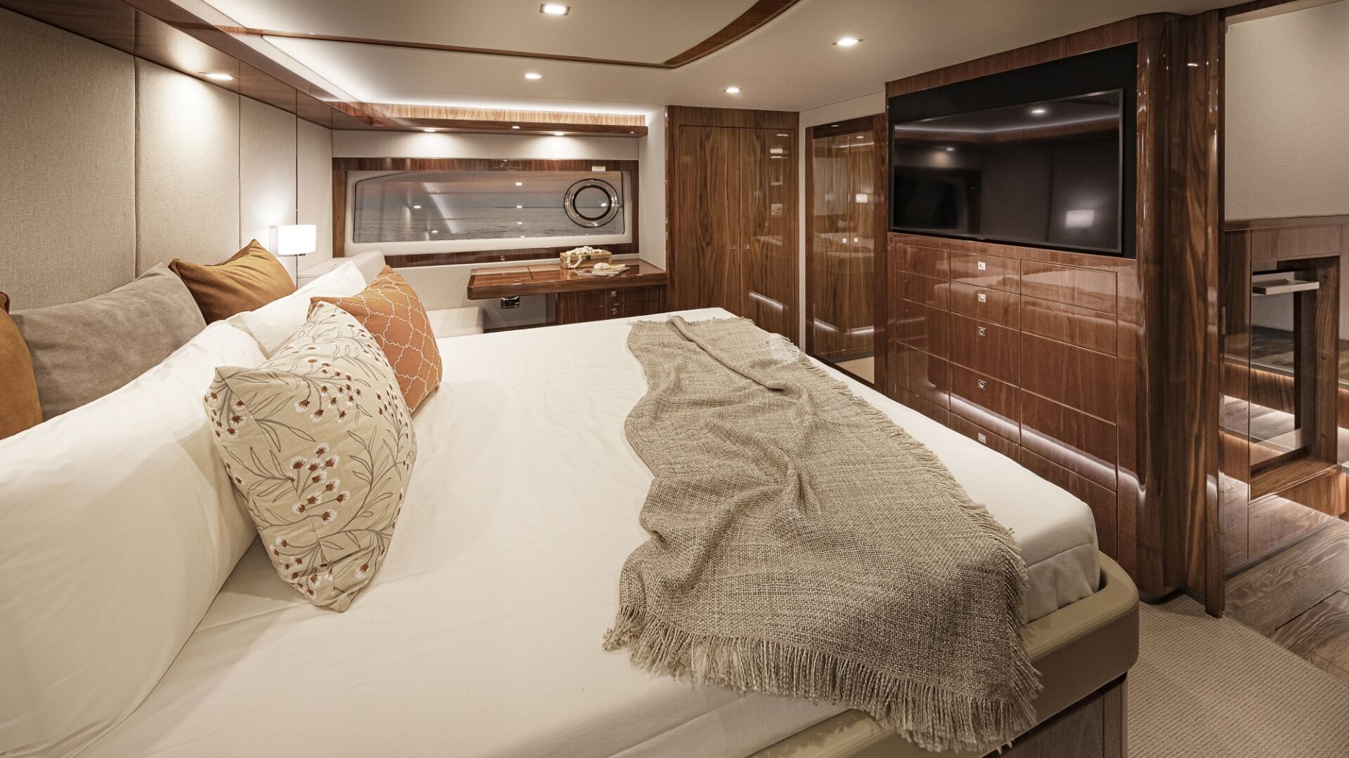 Riviera 72 SMY – Riviera 72 Sports Motor Yacht Master Stateroom Classic 02