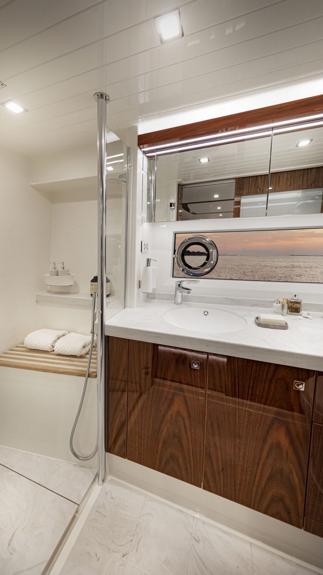 Riviera 72 SMY – Riviera 72 Sports Motor Yacht Master Stateroom Ensuite 02