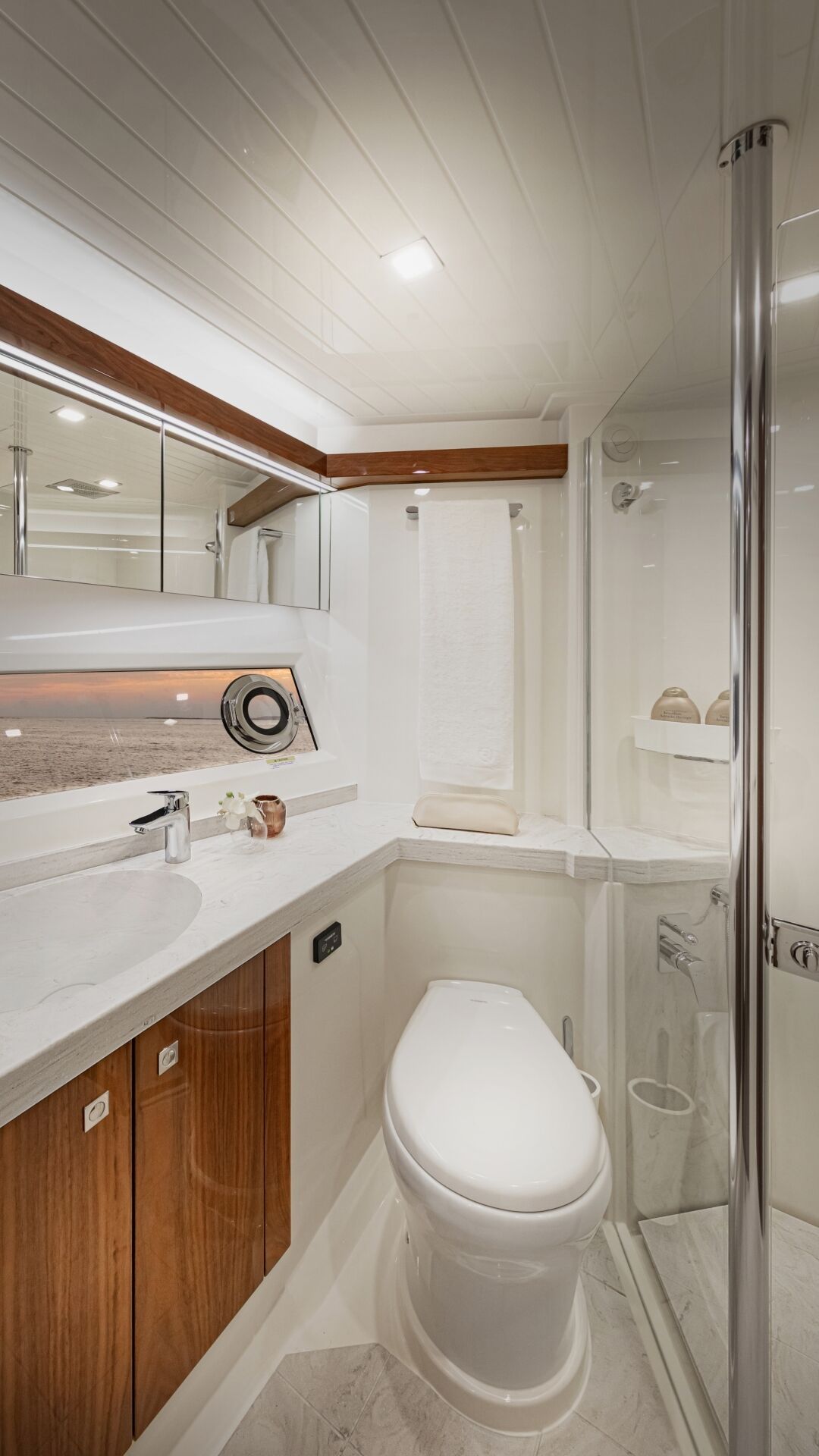 Riviera 72 SMY – Riviera 72 Sports Motor Yacht Port Ensuite 01