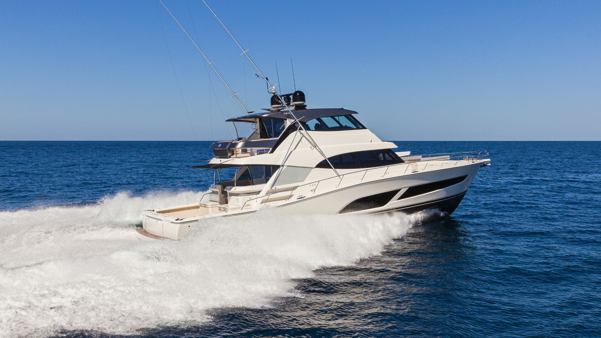 Riviera 72 SMY – Riviera 72 Sports Motor Yacht Running 02