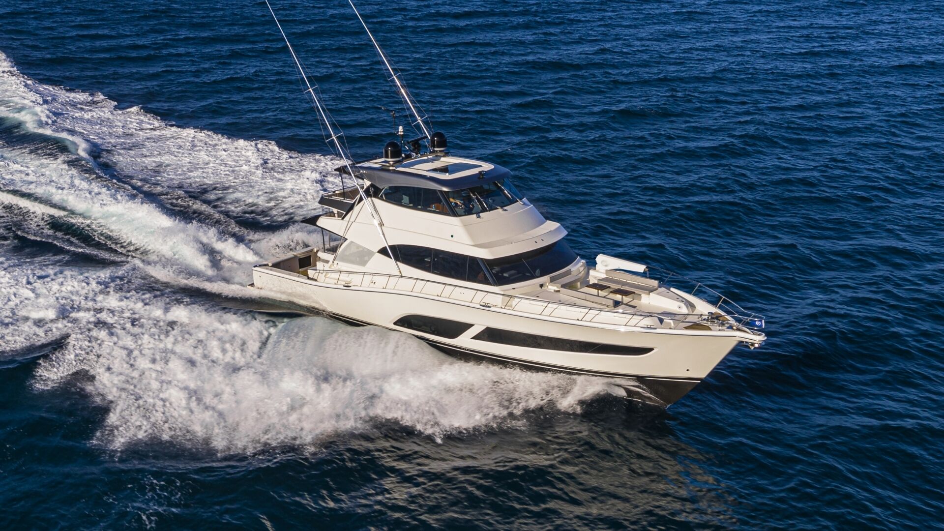 Riviera 72 SMY – Riviera 72 Sports Motor Yacht Running 03