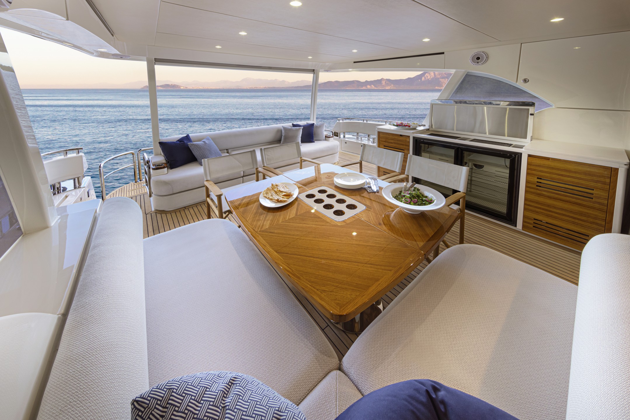 Riviera 78 MY – Riviera 78 Motor Yacht Alfresco   Gloss Teak Timber Finish 02