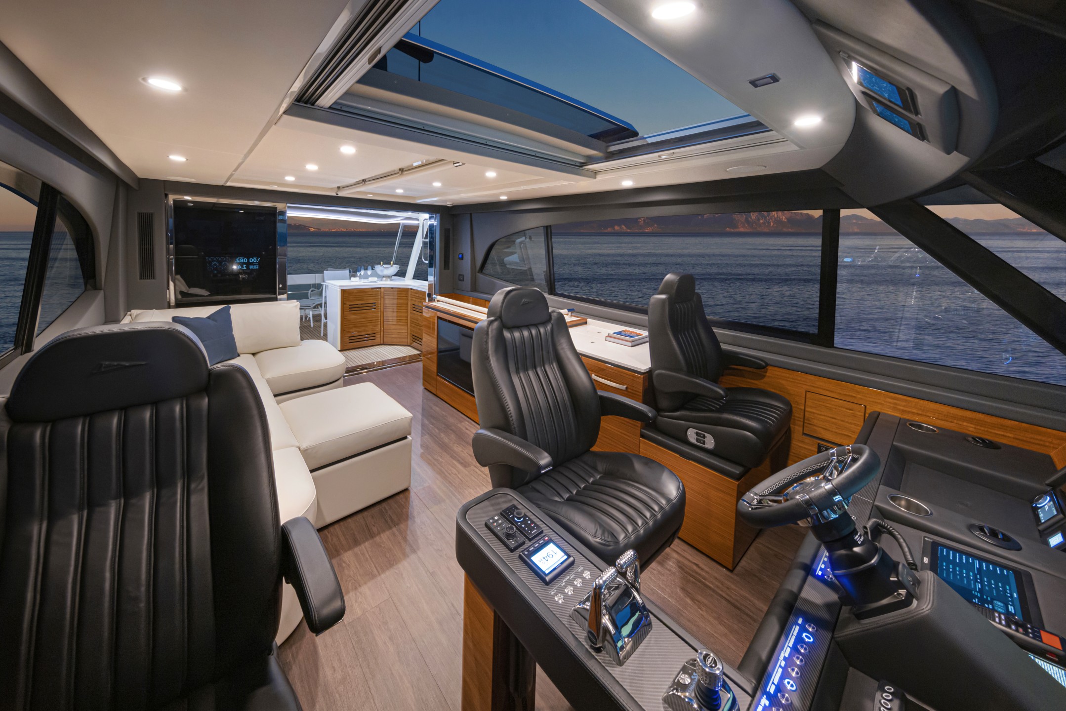 Riviera 78 MY – Riviera 78 Motor Yacht Flybridge   Gloss Teak Timber Finish 01