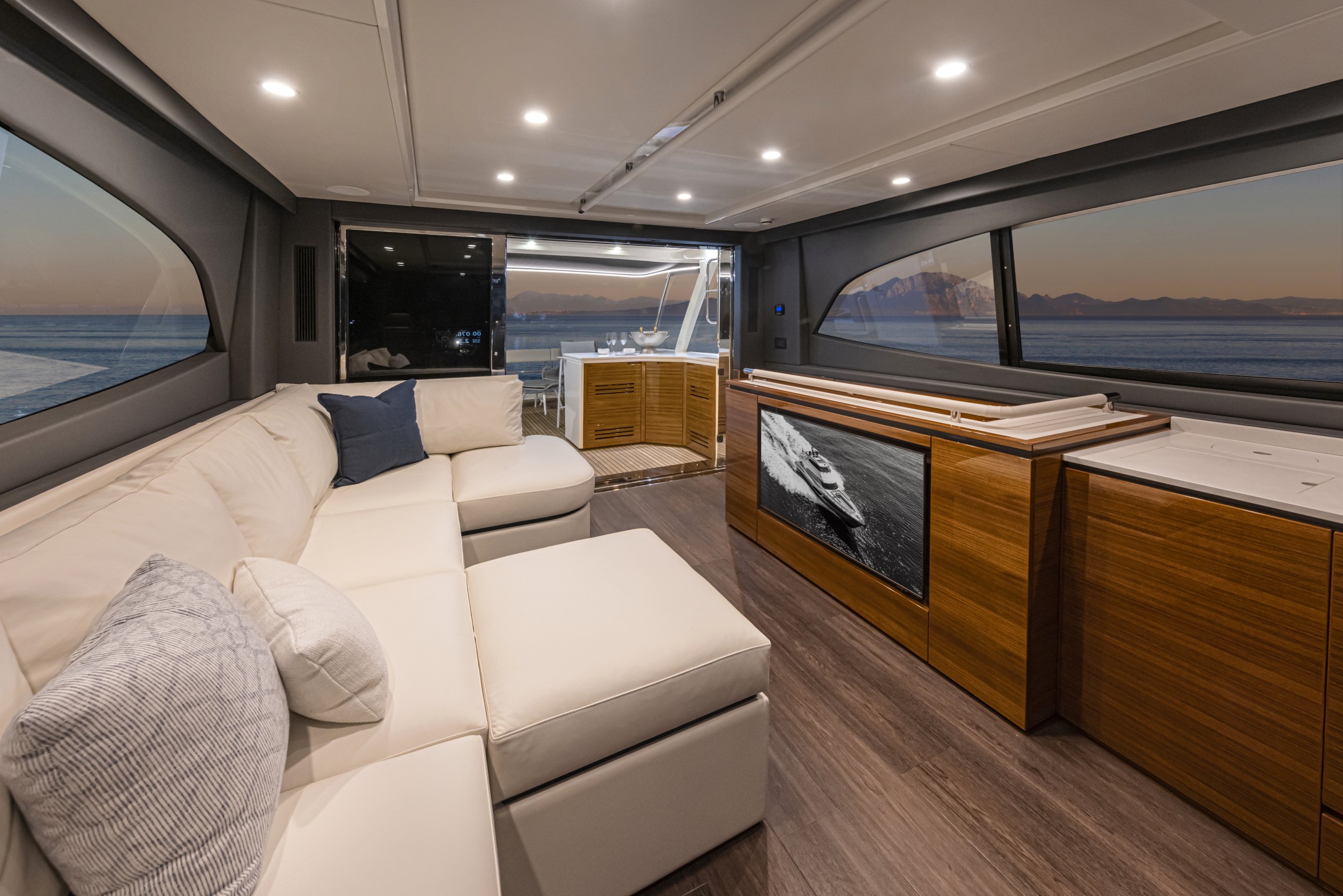 Riviera 78 MY – Riviera 78 Motor Yacht Flybridge   Gloss Teak Timber Finish 02