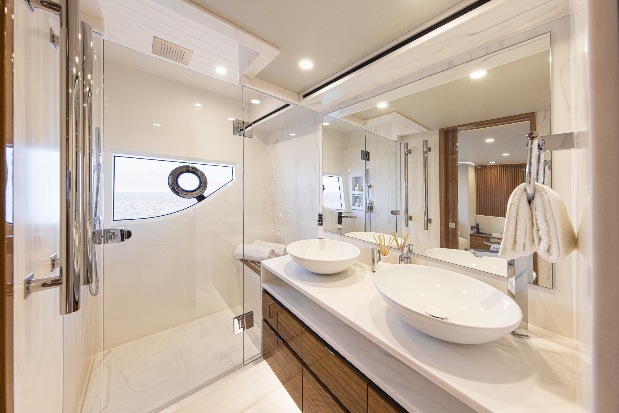 Riviera 78 MY – Riviera 78 Motor Yacht Master Ensuite   Gloss Teak Timber Finish 02