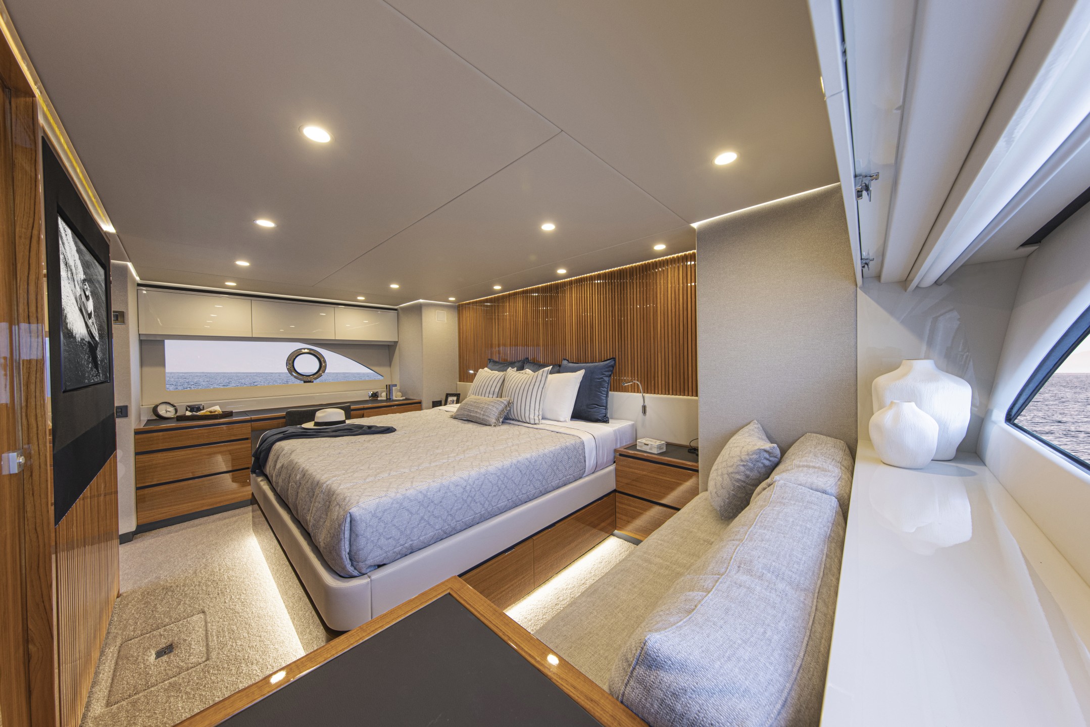 Riviera 78 MY – Riviera 78 Motor Yacht Master Stateroom   Gloss Teak Timber Finish 01