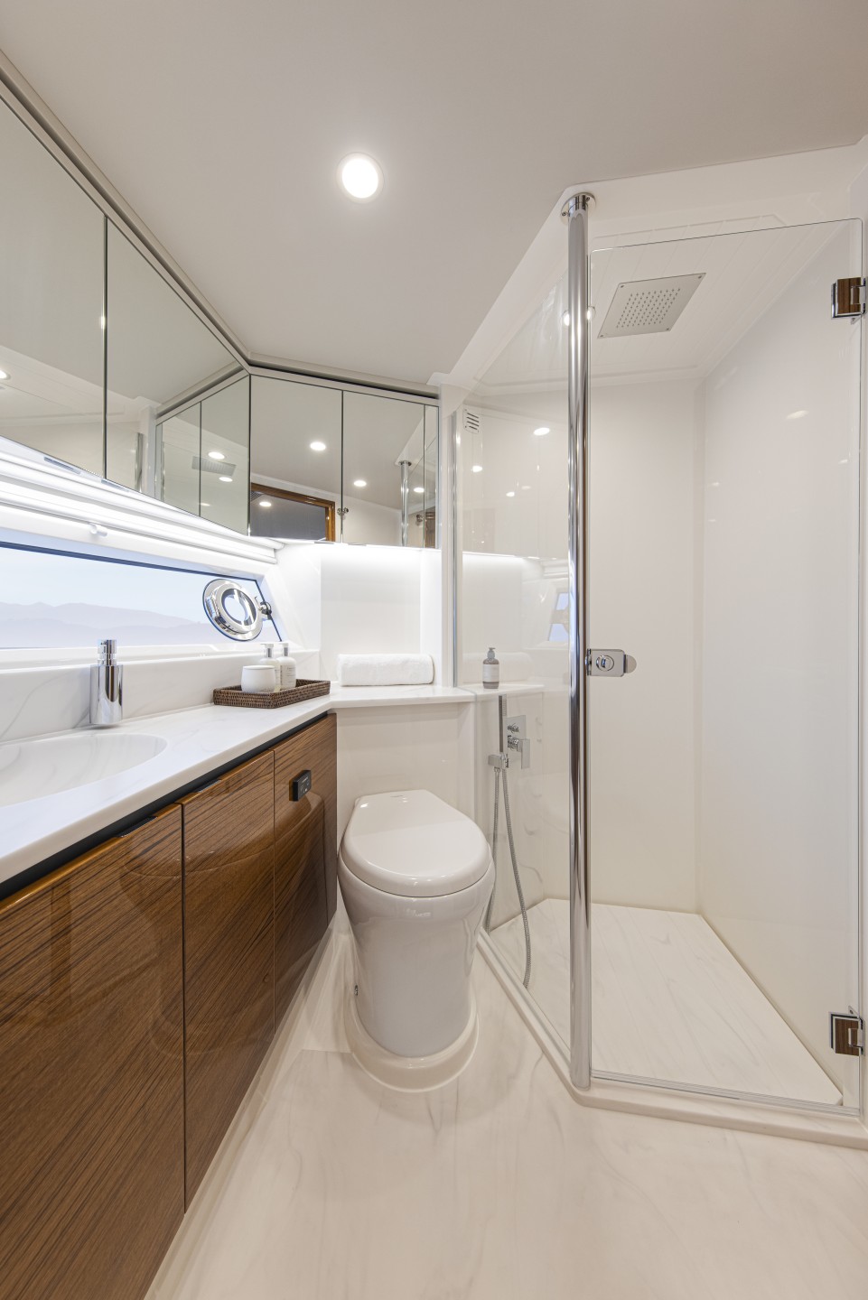 Riviera 78 MY – Riviera 78 Motor Yacht Port Ensuite   Gloss Teak Timber Finish 02