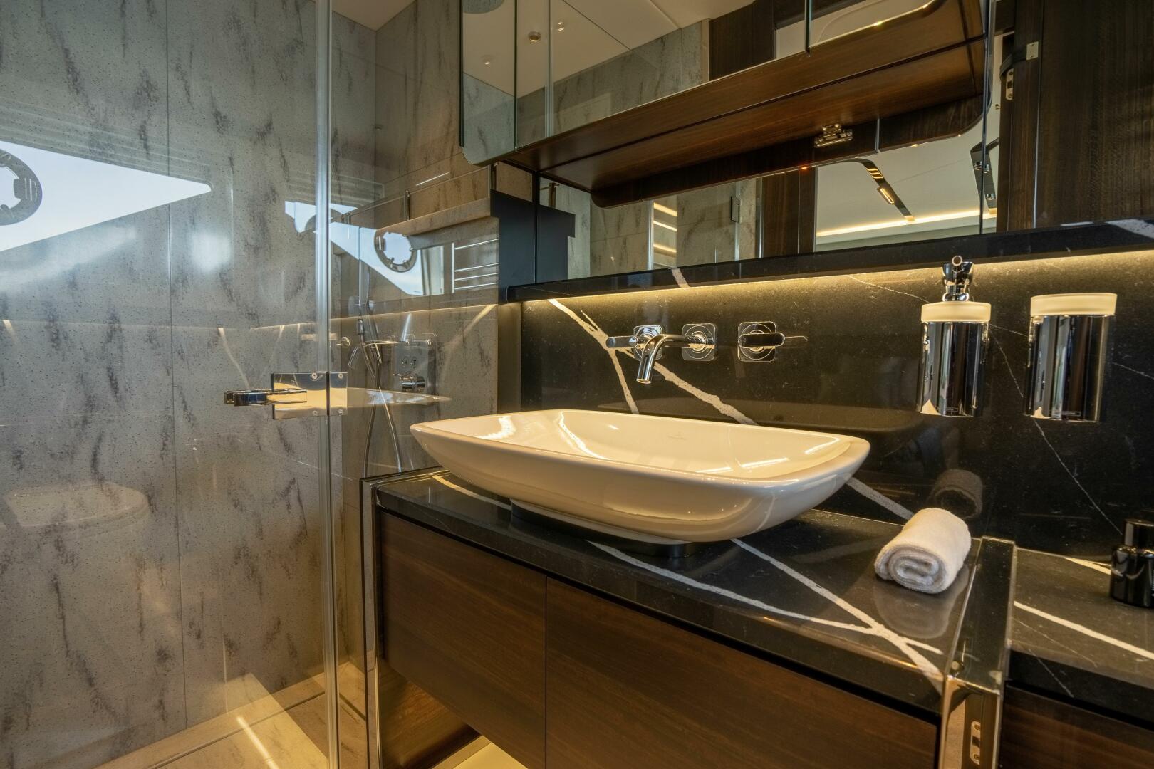 65 Sport Yacht — cockpit bar option, stools