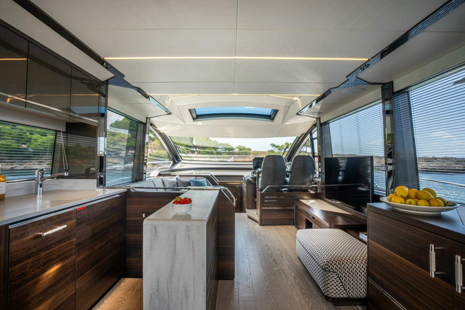 65 Sport Yacht — master cabin, full-beam amidships