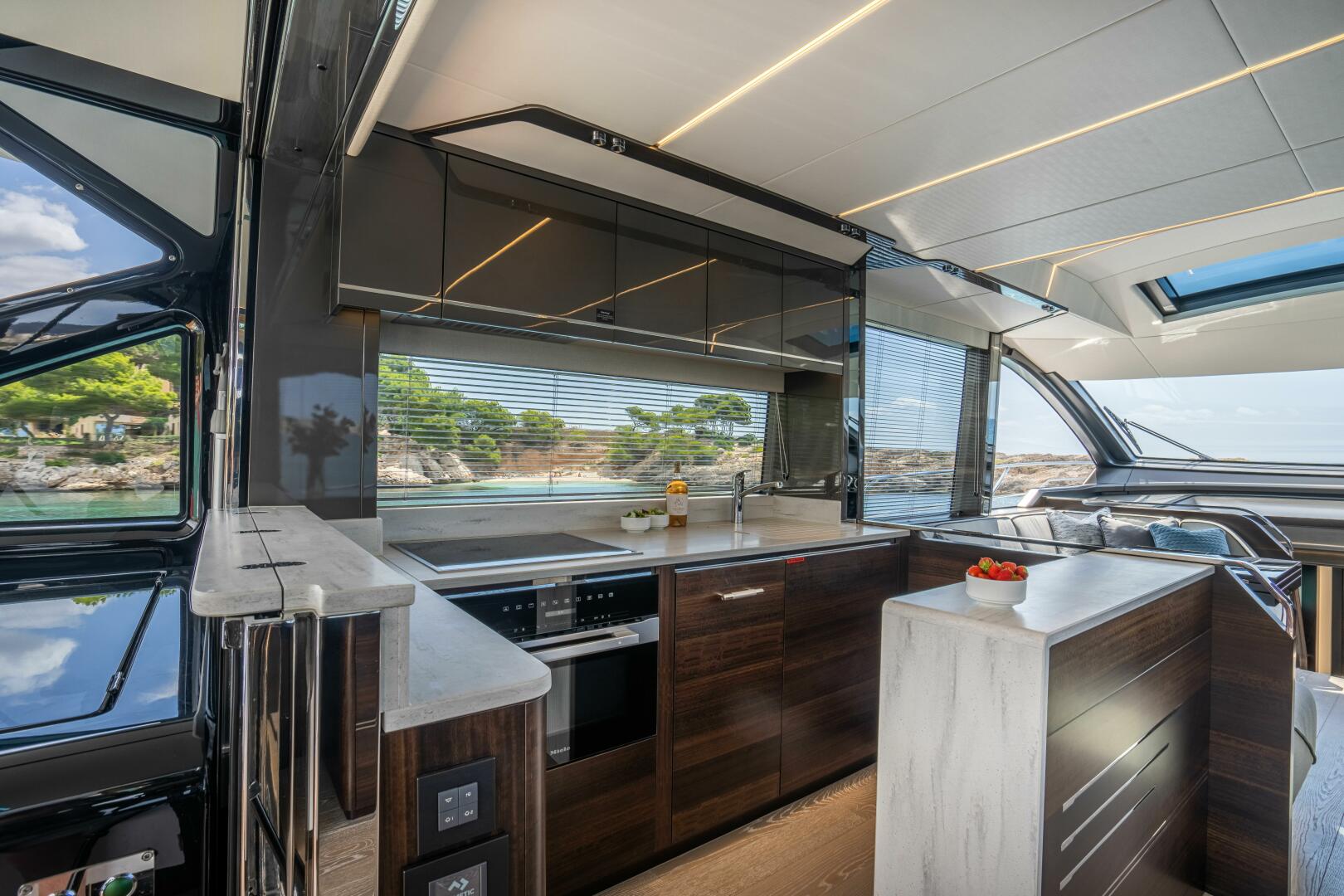 65 Sport Yacht — VIP cabin, natural light, hull windows