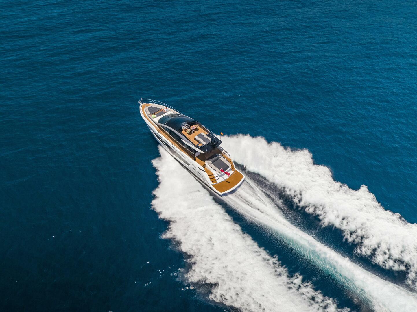 65 Sport Yacht — SkyHelm raised, standing position, IPS joystick
