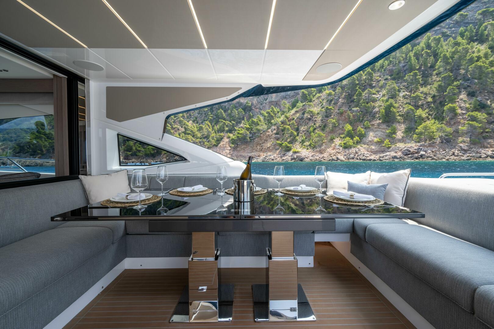 75 Sport Yacht — beach club arrangement, sea level access