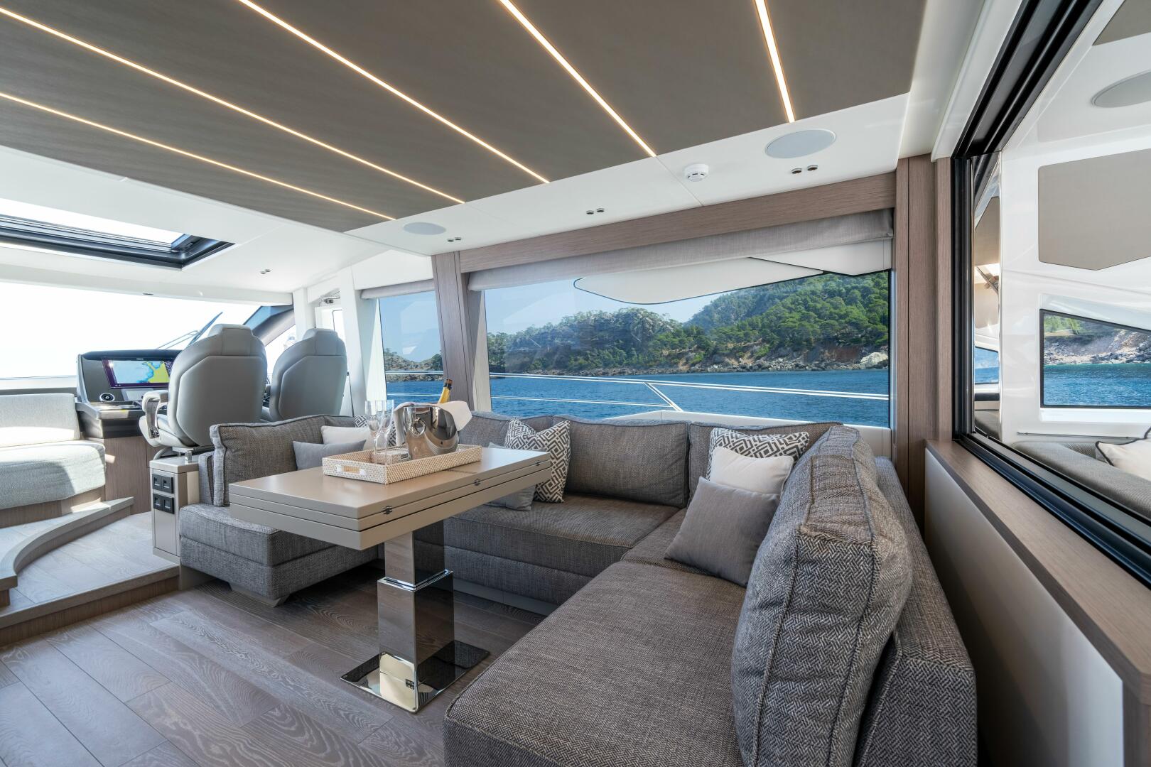 75 Sport Yacht — cockpit bar option, stools