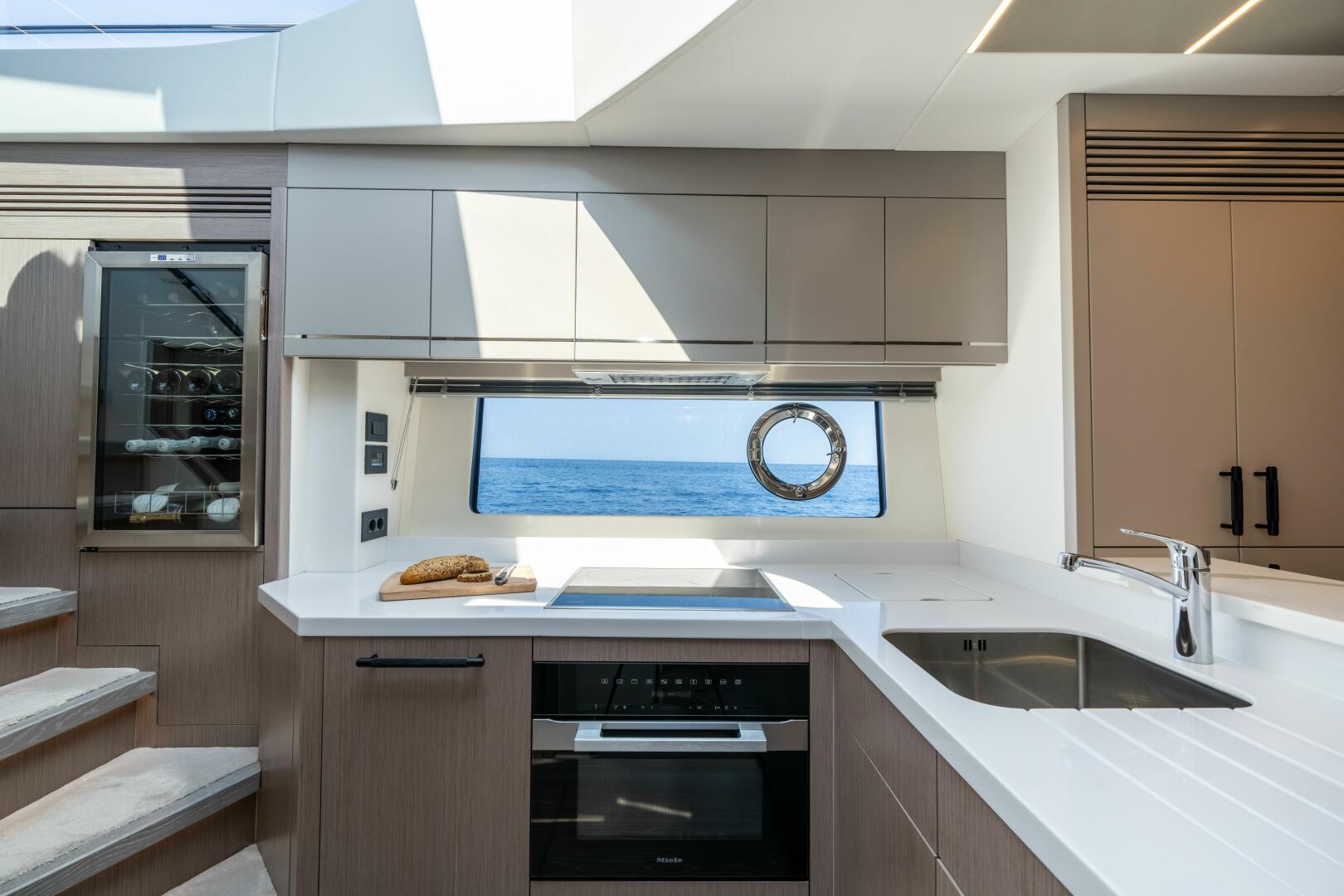 75 Sport Yacht — master cabin, full-beam amidships