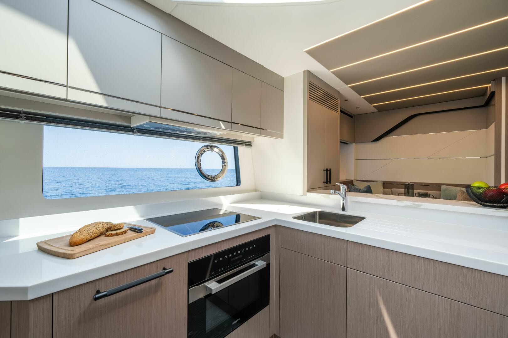 75 Sport Yacht — VIP cabin, natural light, hull windows