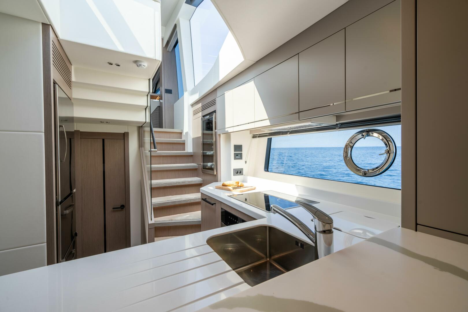 75 Sport Yacht — tender garage, Williams 395 SportJet, flat floor