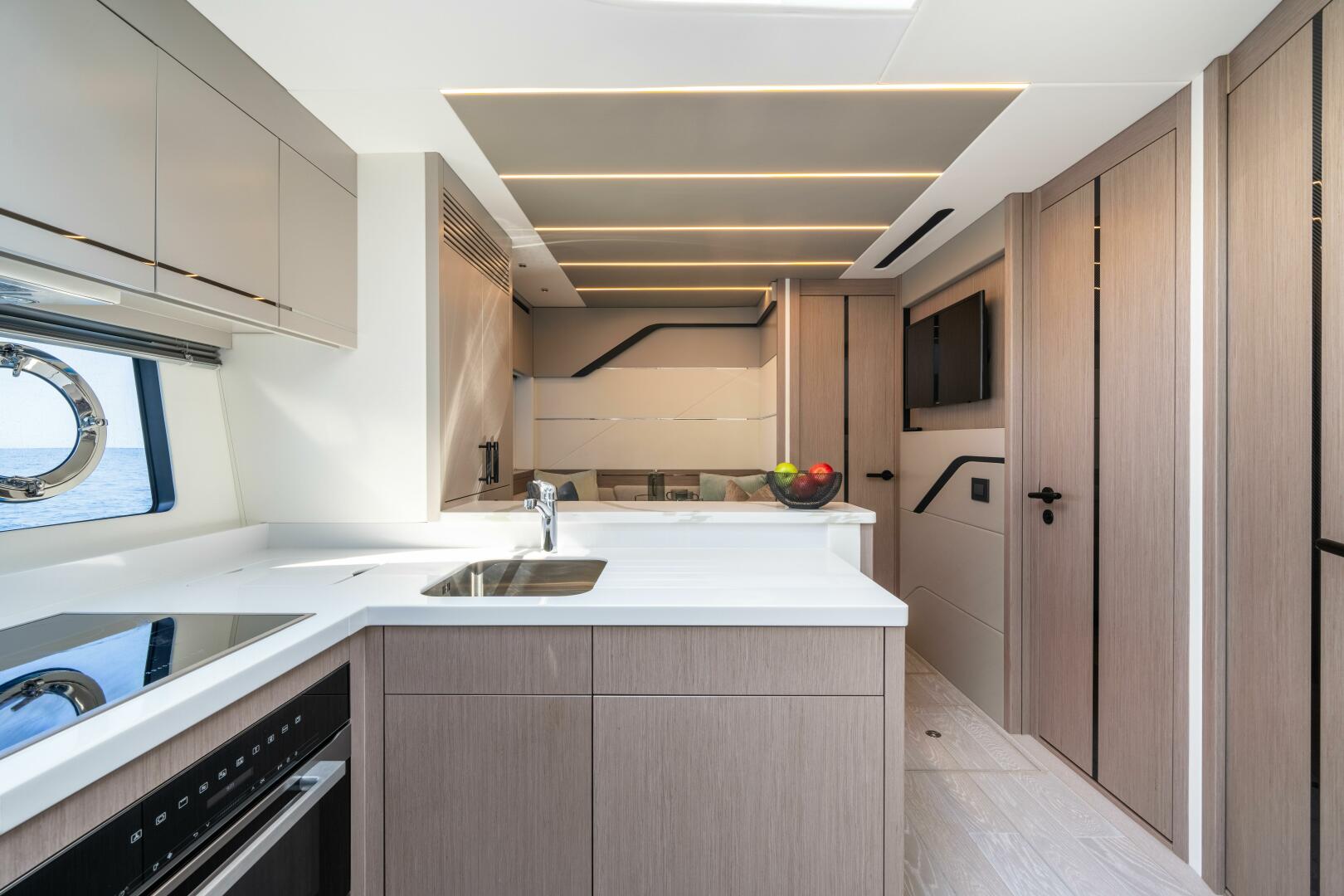 75 Sport Yacht — hull shape detail, deep-V bow