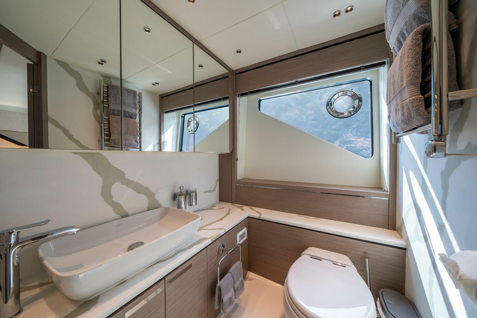 75 Sport Yacht — running waterline, composite construction