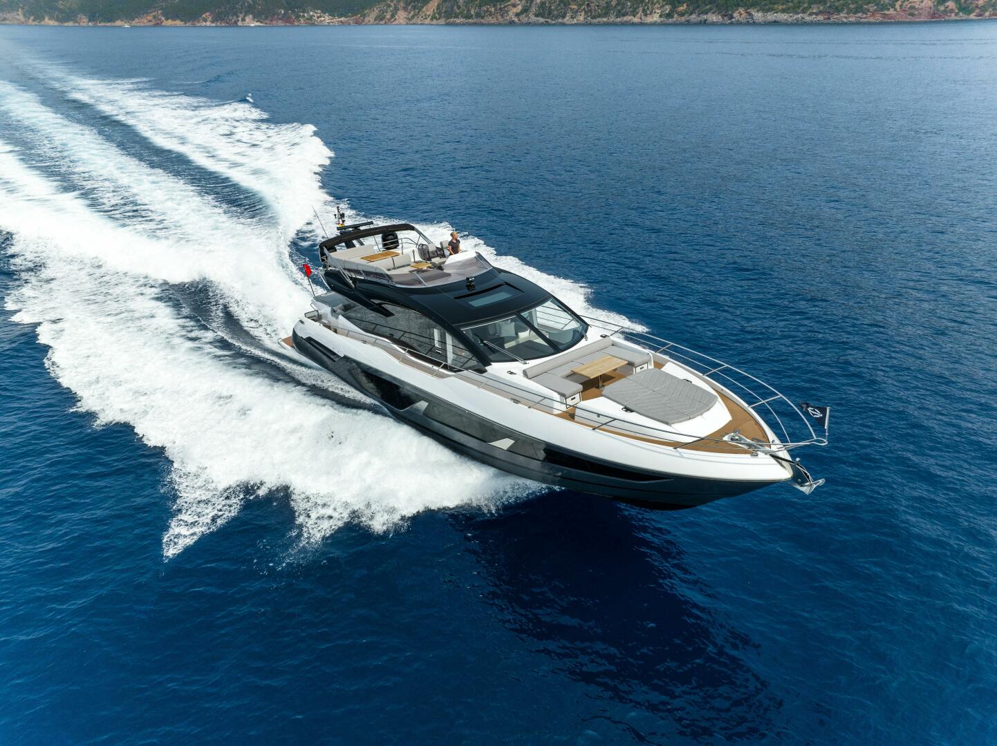 75 Sport Yacht — aft quarter running