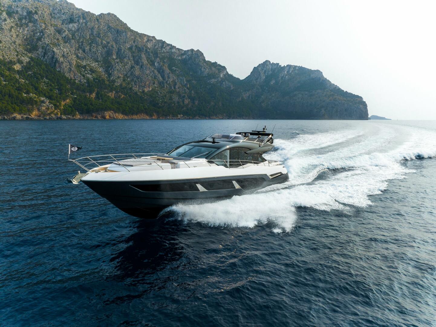 75 Sport Yacht — Flybridge raised, standing position, IPS joystick