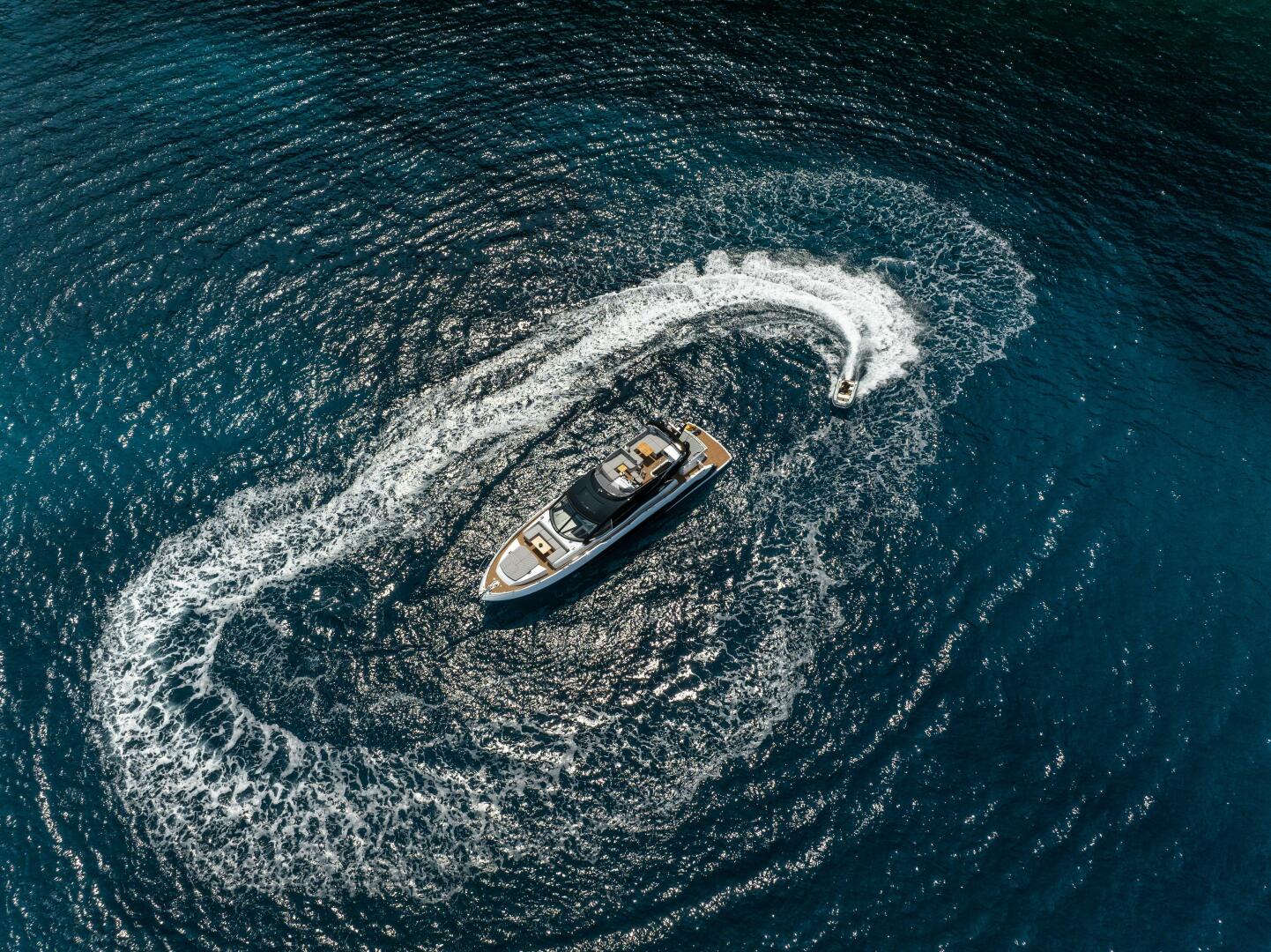 75 Sport Yacht — Flybridge lowered, seated driving position