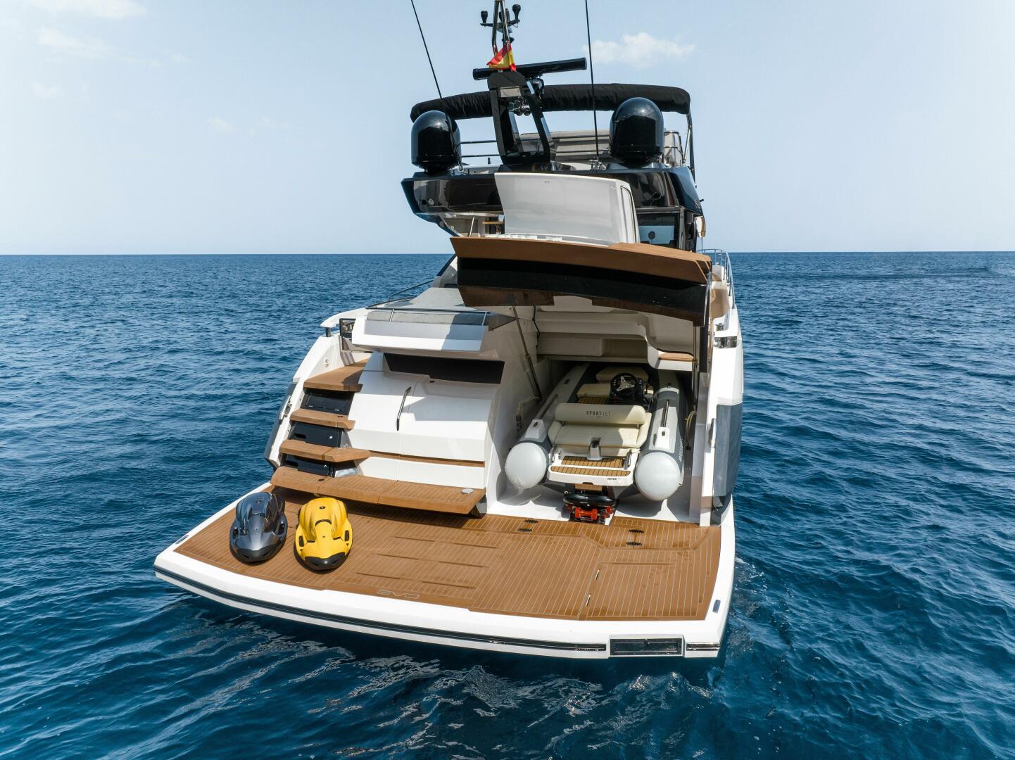 75 Sport Yacht — helm instrument cluster, Garmin MFDs