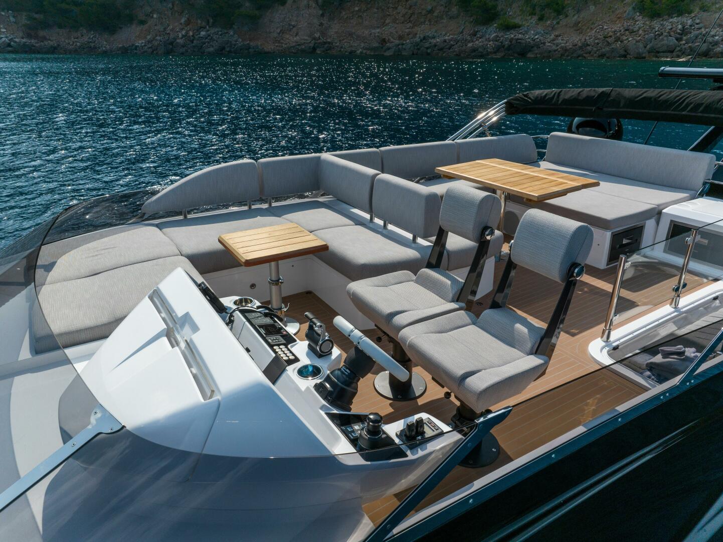 75 Sport Yacht — aft cockpit arrangement, social seating