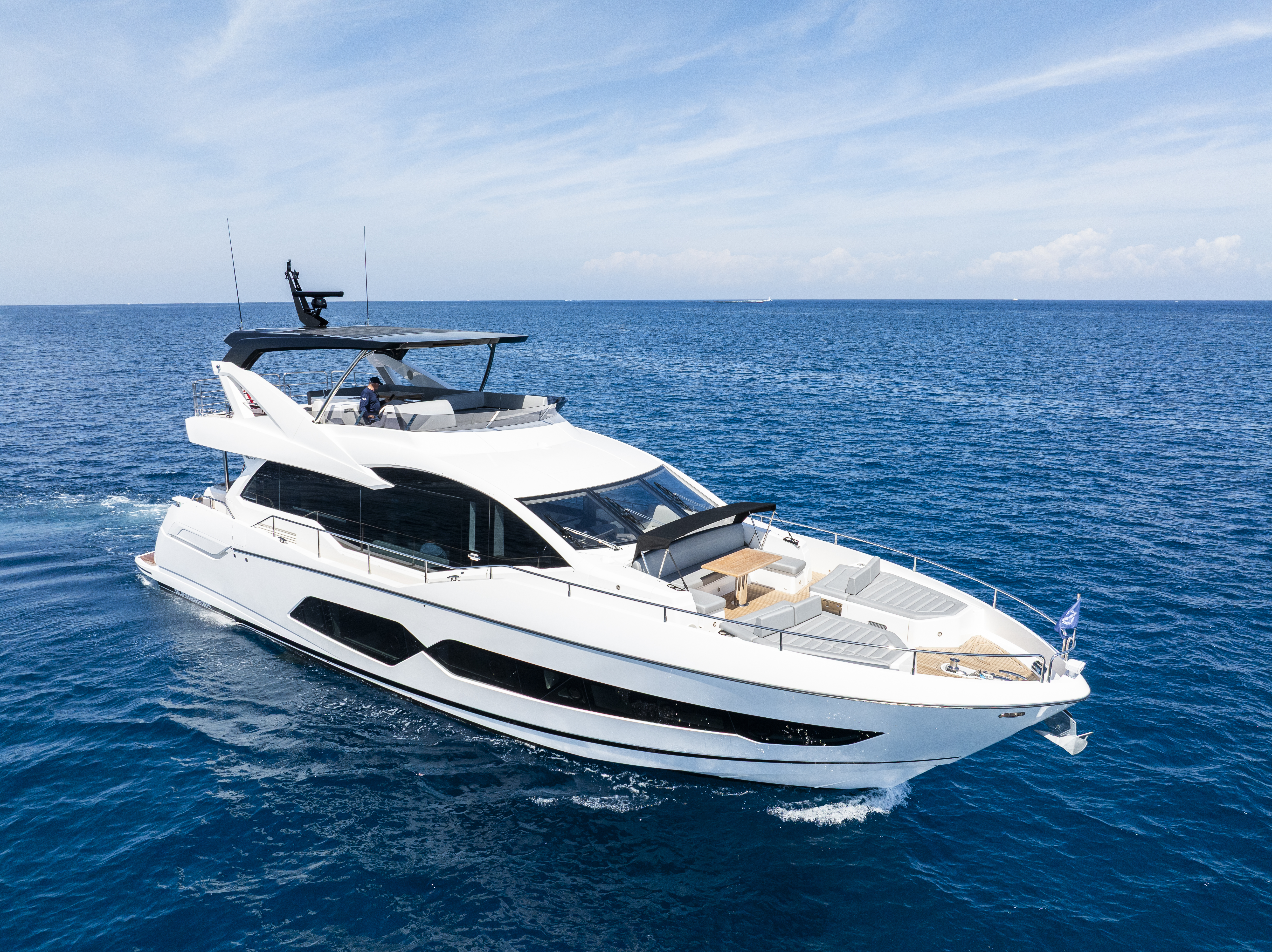 76 Yacht main deck saloon