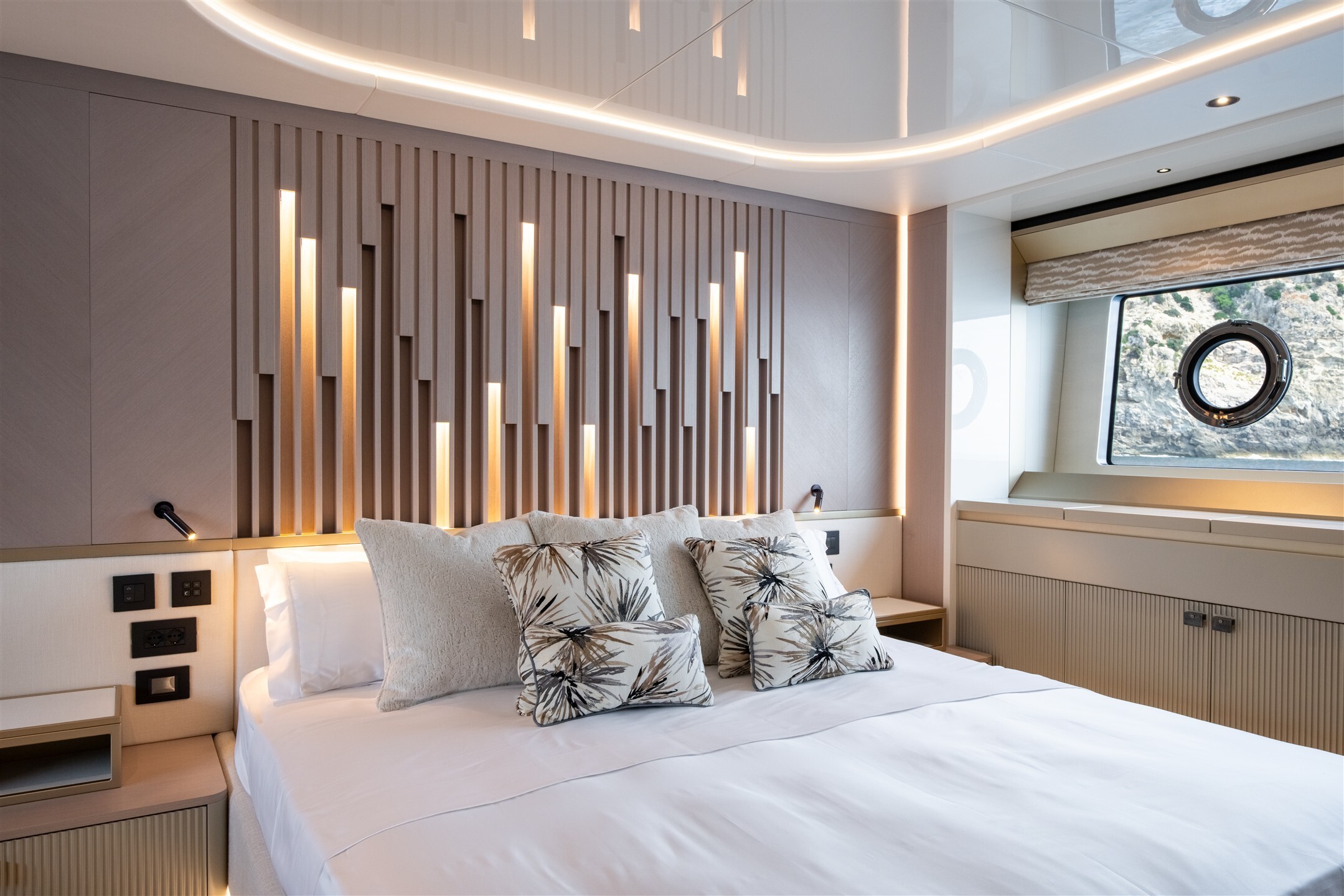 82 Ocean Enclosed main deck saloon 360 glazing