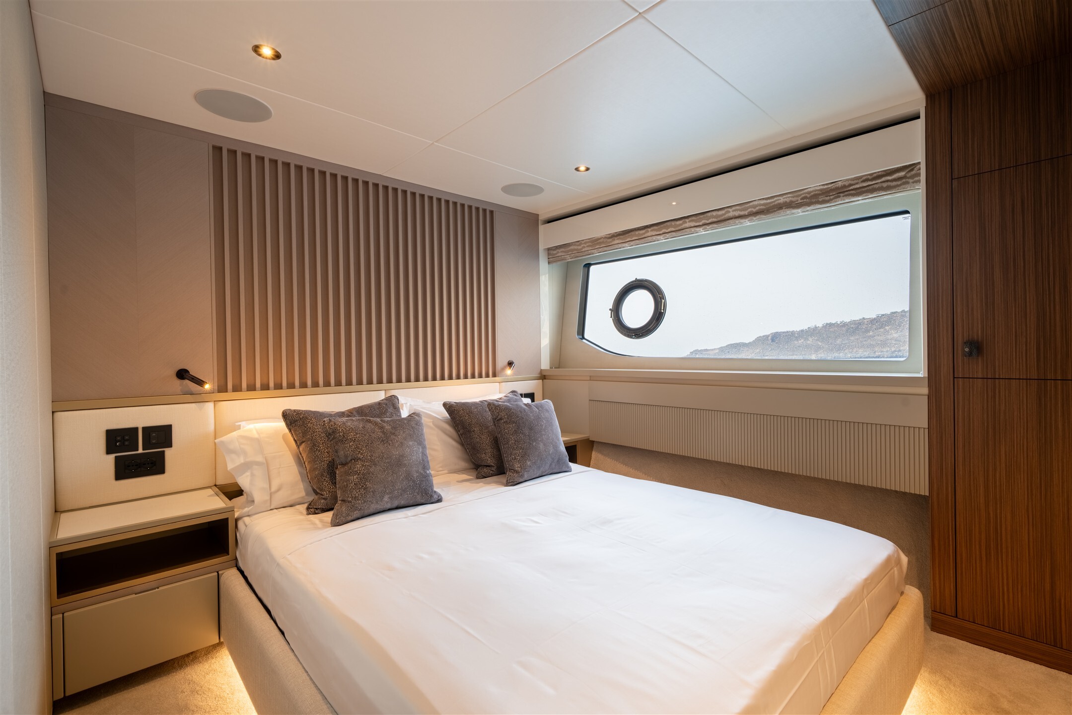 82 Ocean Enclosed main deck aft saloon layout