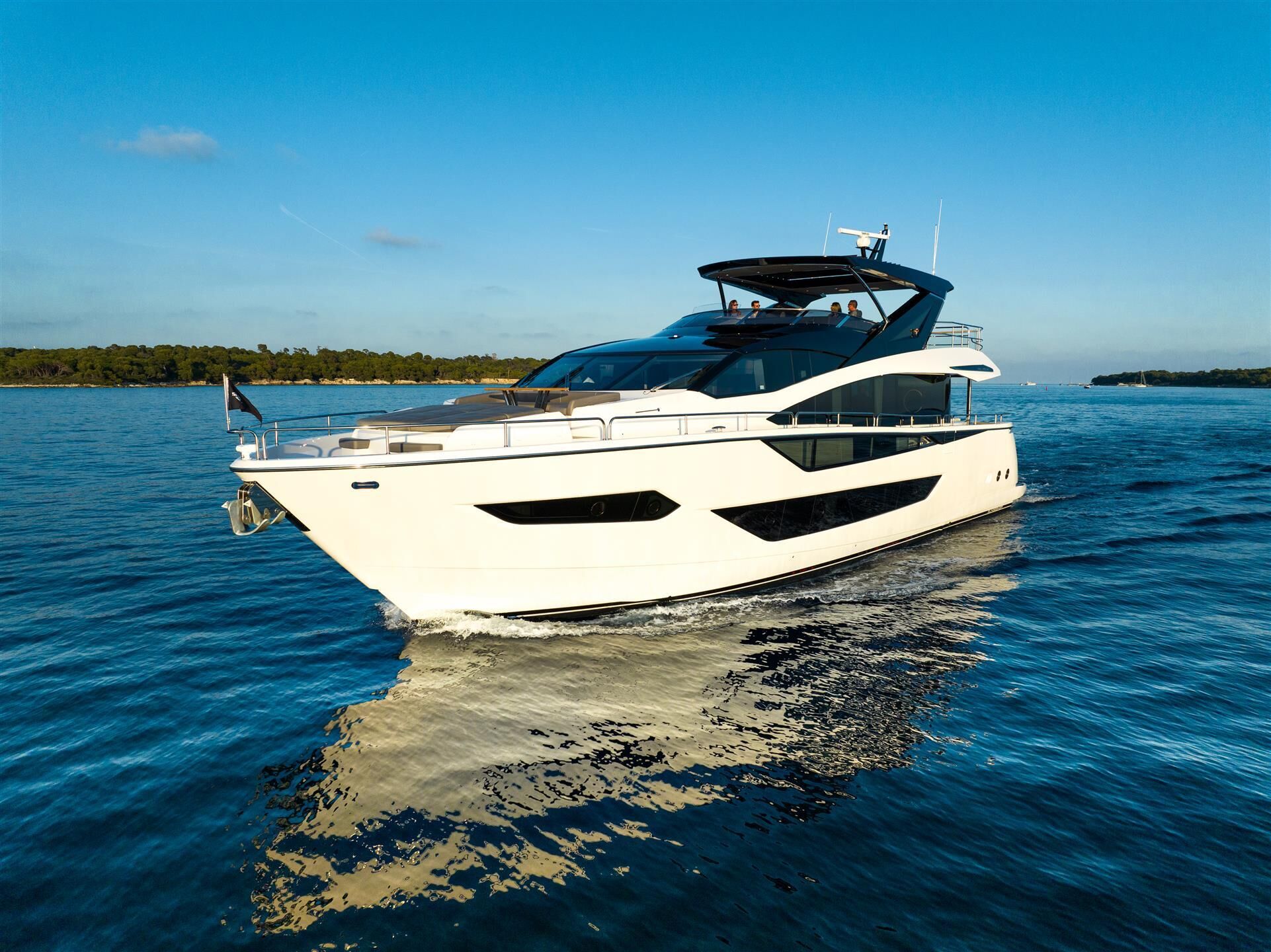 88 Yacht profile, dark hull, hardtop