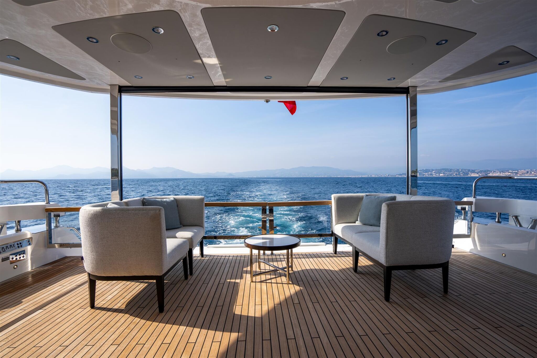 88 Yacht flybridge, infinity spa bath option