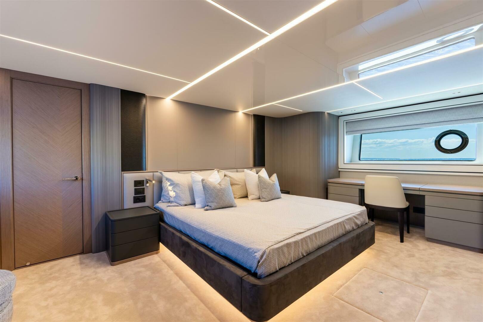 90 Ocean Enclosed — flybridge view