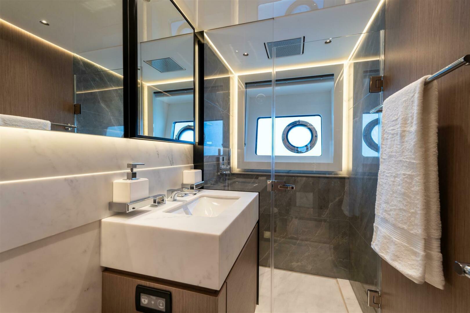 90 Ocean Enclosed — bow seating