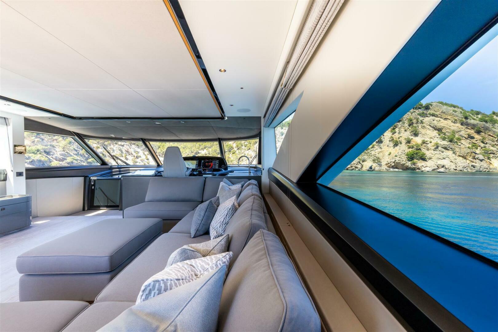 90 Ocean Enclosed — exterior profile running