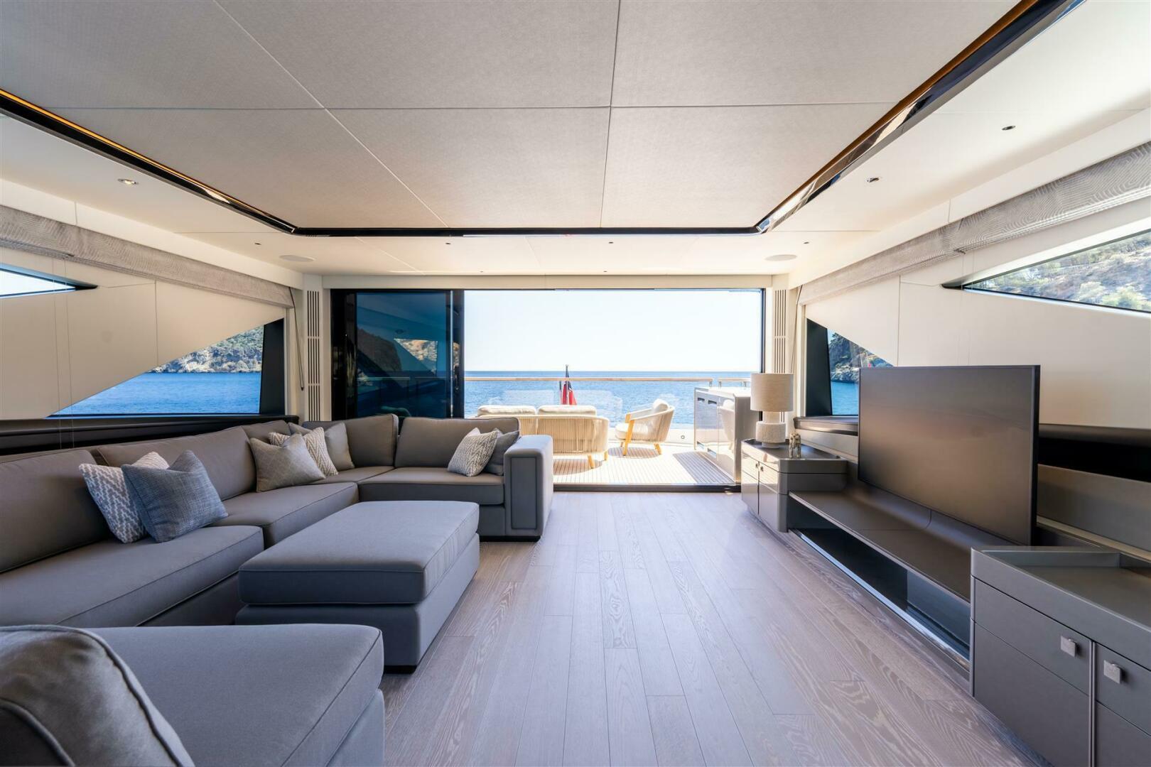 90 Ocean Enclosed — starboard side underway