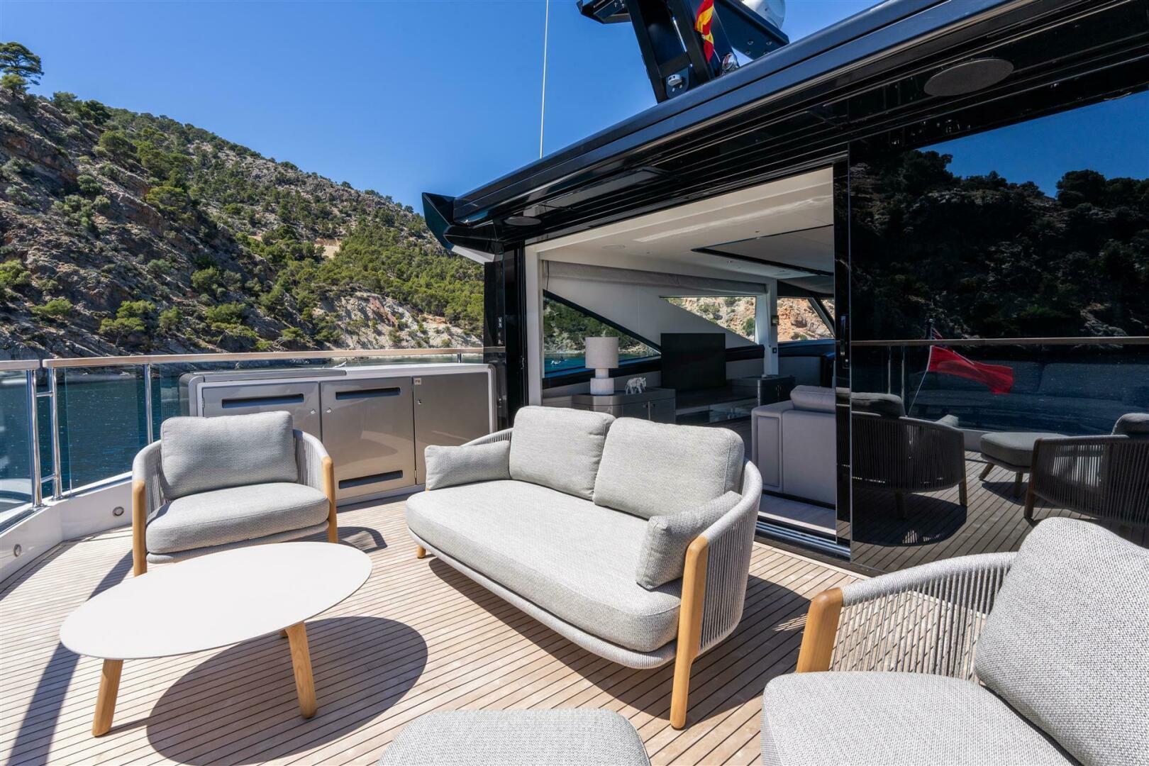 90 Ocean Enclosed — saloon interior