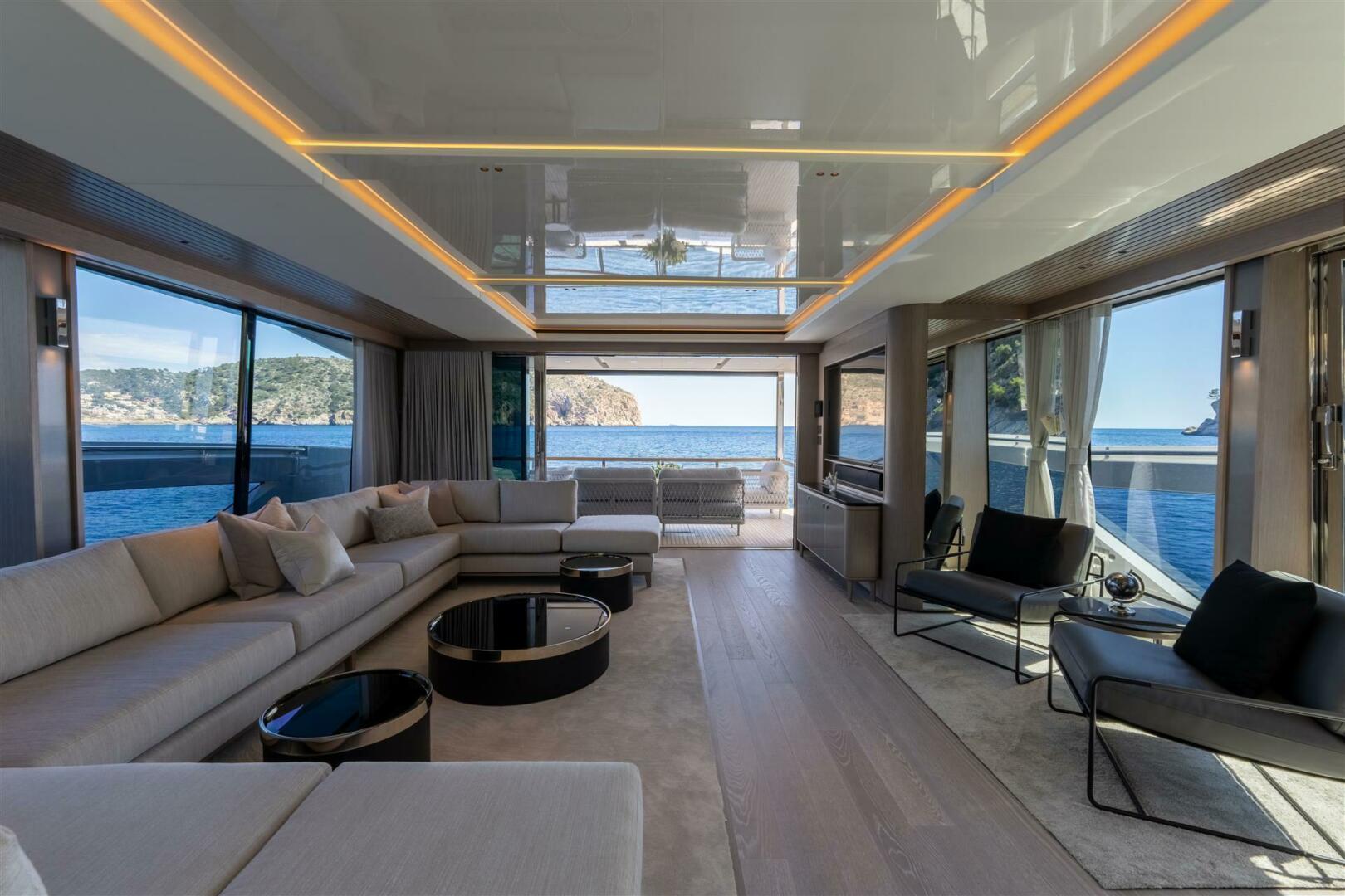 90 Ocean Enclosed — bow seating