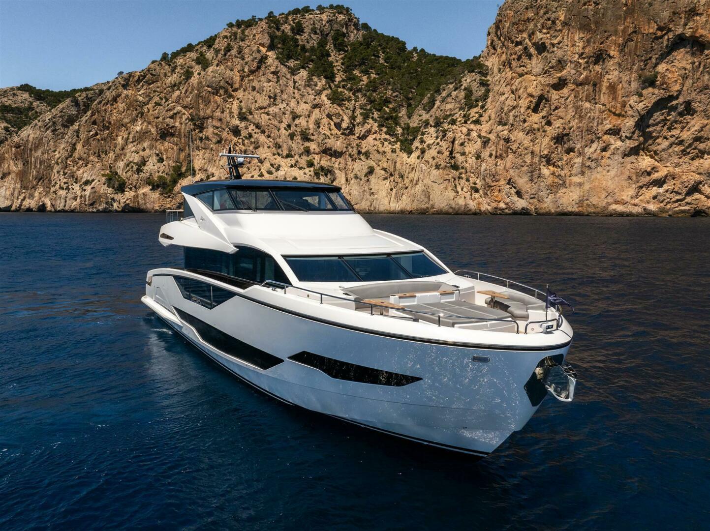 90 Ocean Enclosed — owner's cabin