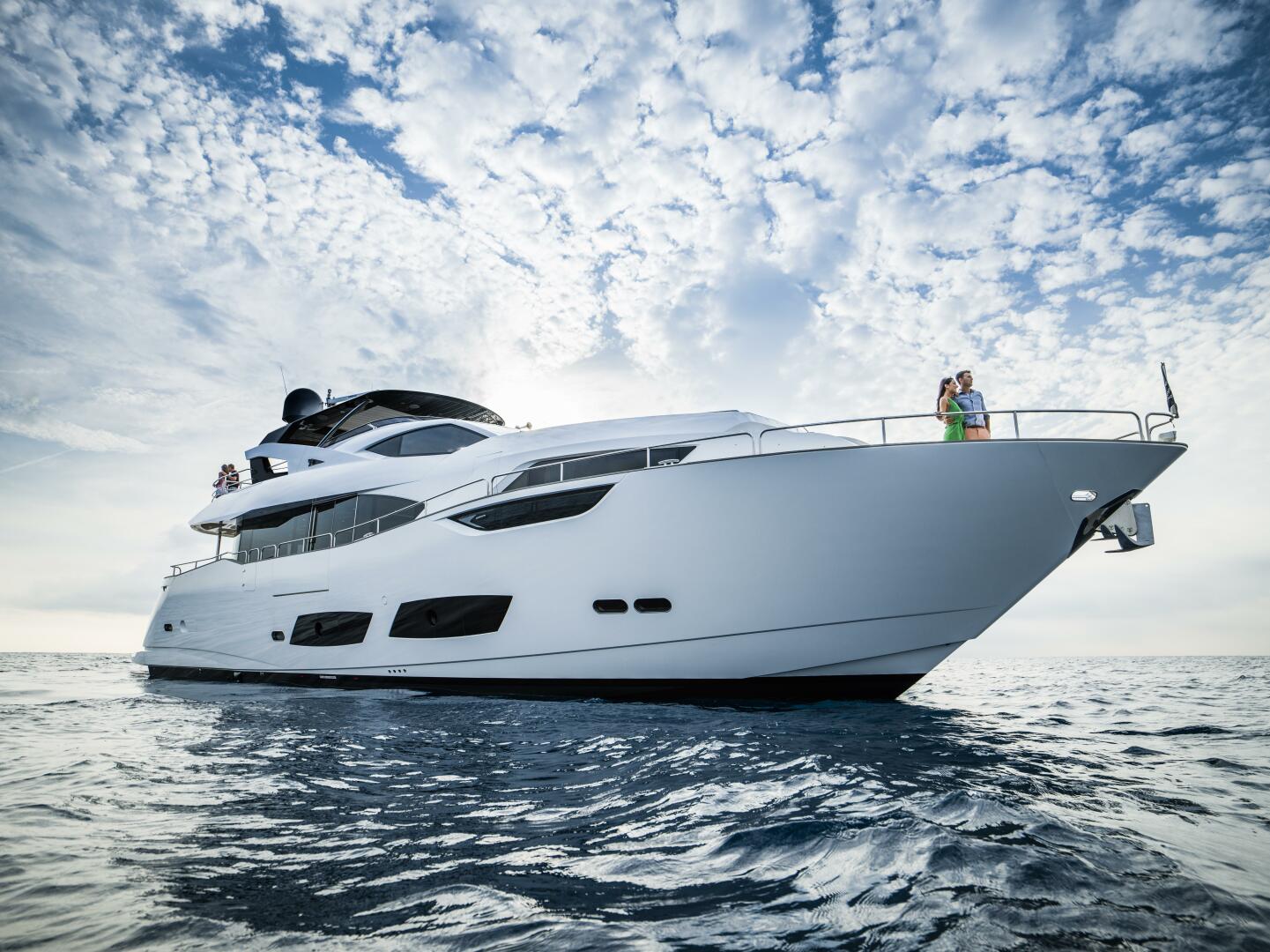 95 Yacht flybridge second helm, bar, sunbeds