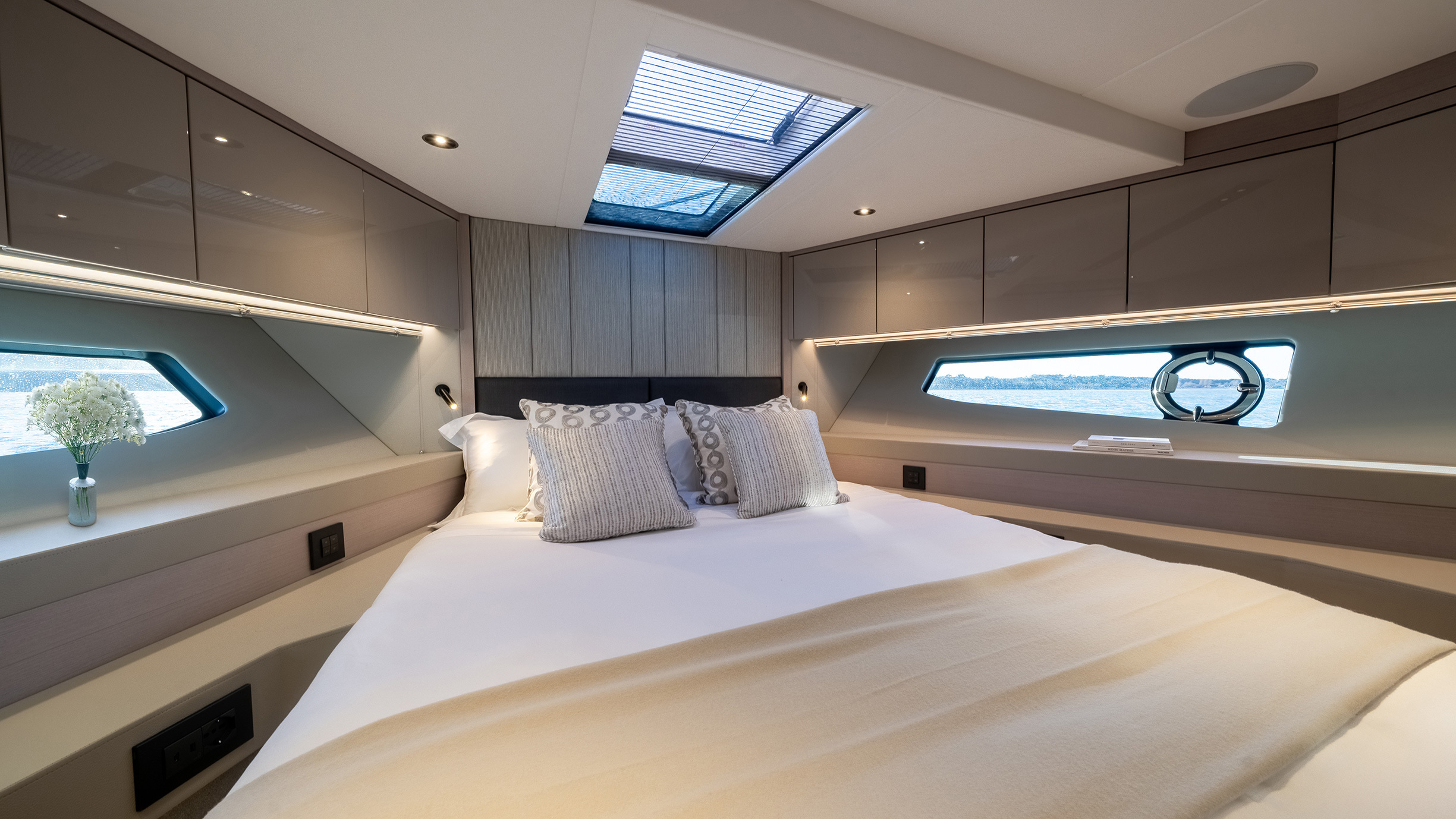 Sunseeker Manhattan 56 — VIP cabin wide angle, skylight open, flowers, panoramic windows