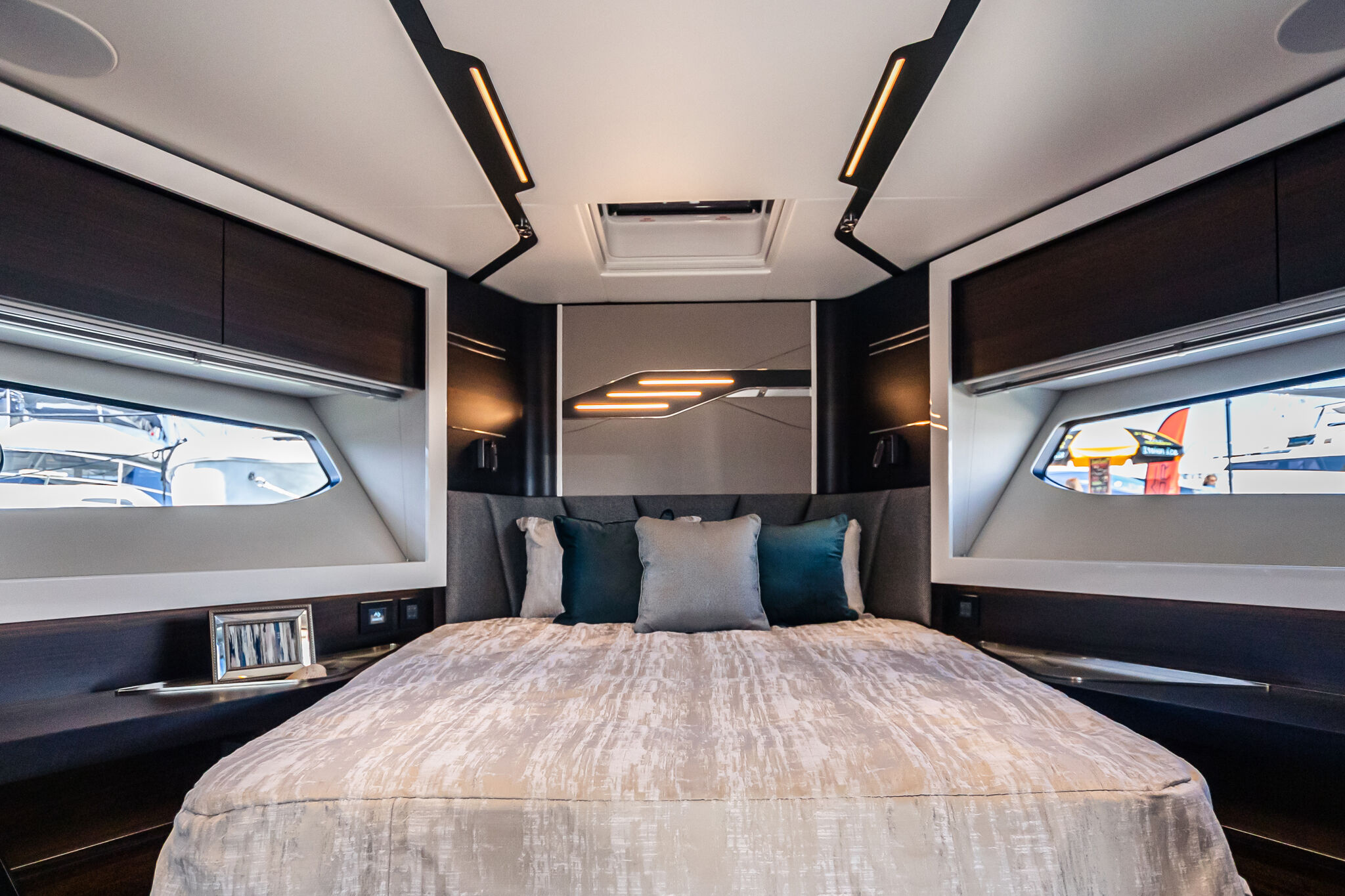 Predator 65 — helm station, dual Garmin MFDs, carbon elements